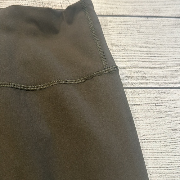 🍋Women’s Lululemon Revitalize 21” Crop size 6🍋 - Picture 13 of 15